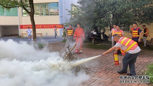 万年公路中心+张中宇+现场演示灭火器使用方法.jpg